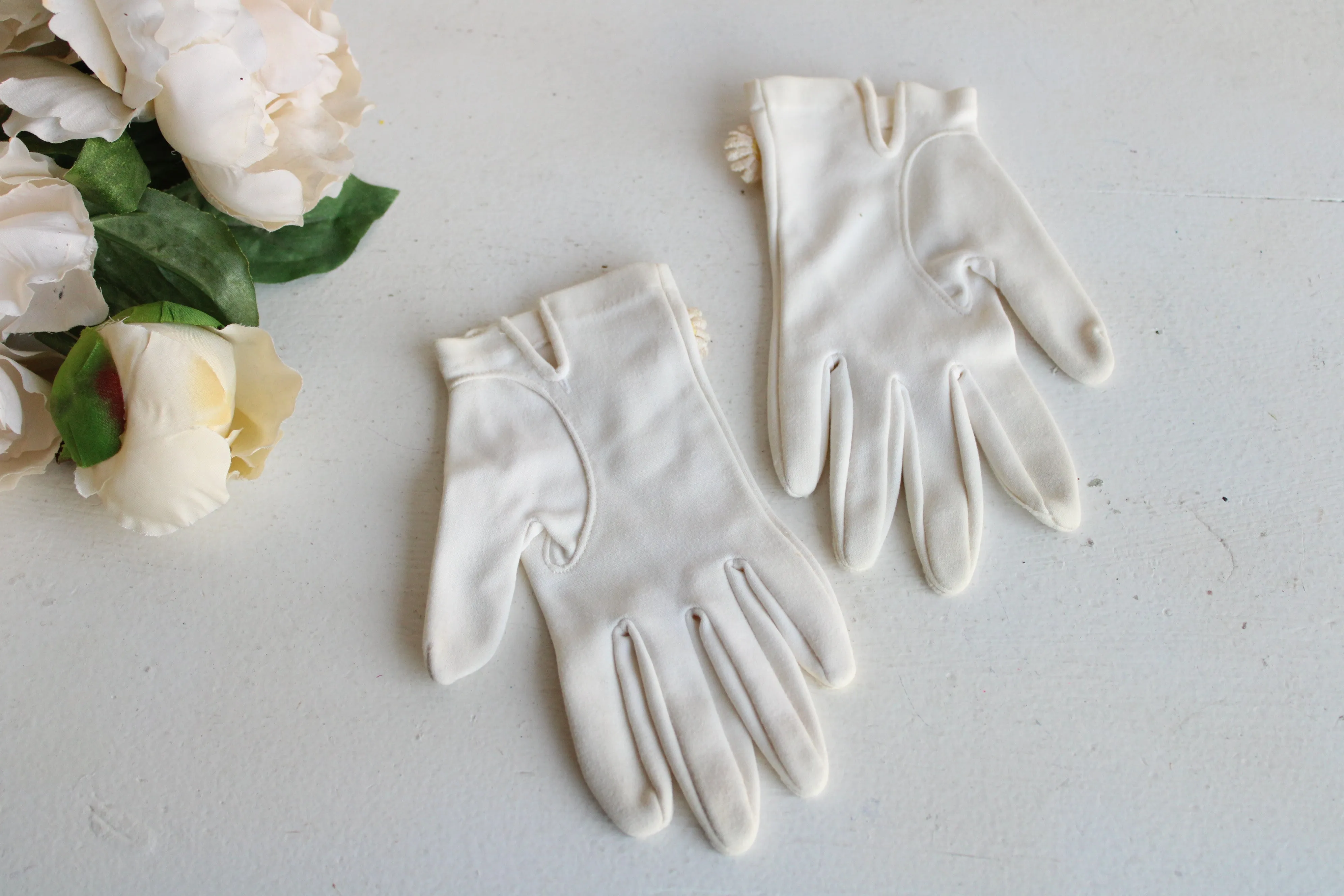 Vintage 1950s 1960s Gloves with Daisies