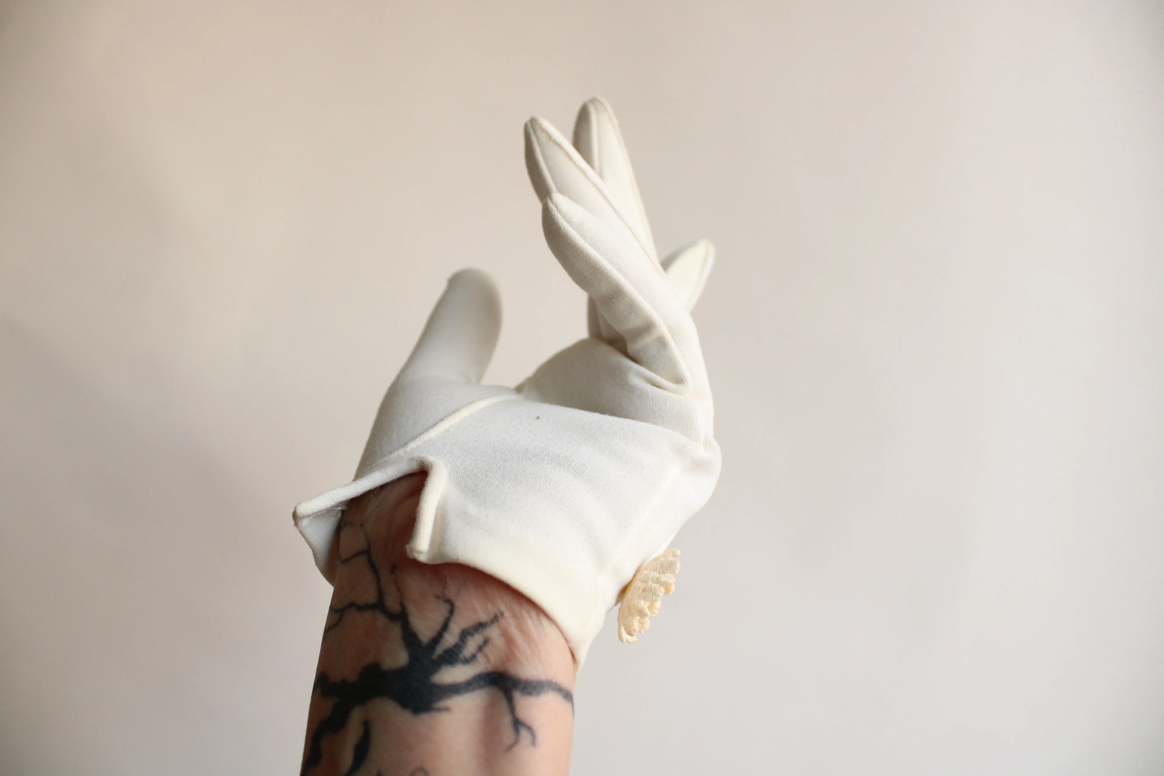 Vintage 1950s 1960s Gloves with Daisies