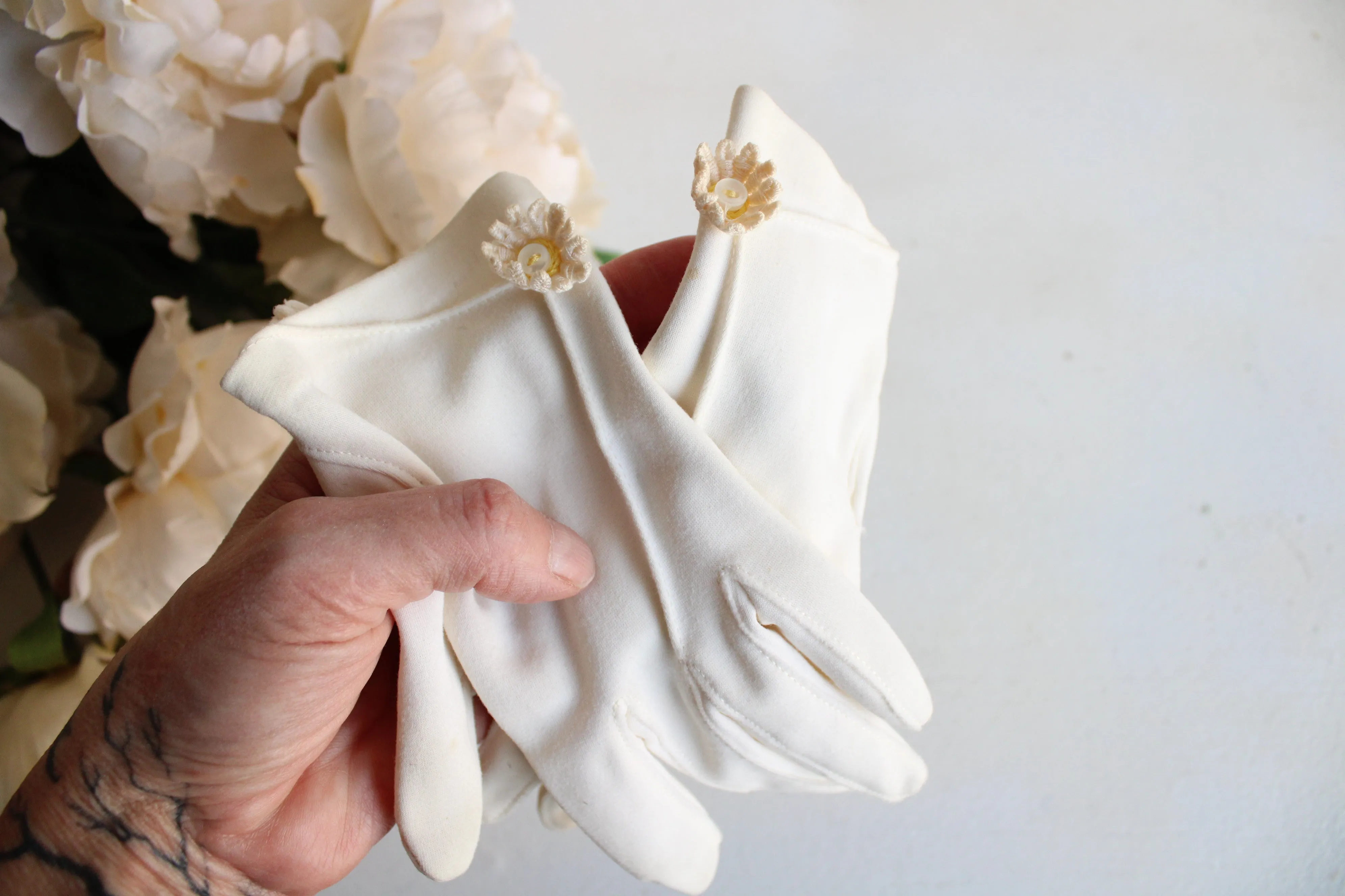 Vintage 1950s 1960s Gloves with Daisies