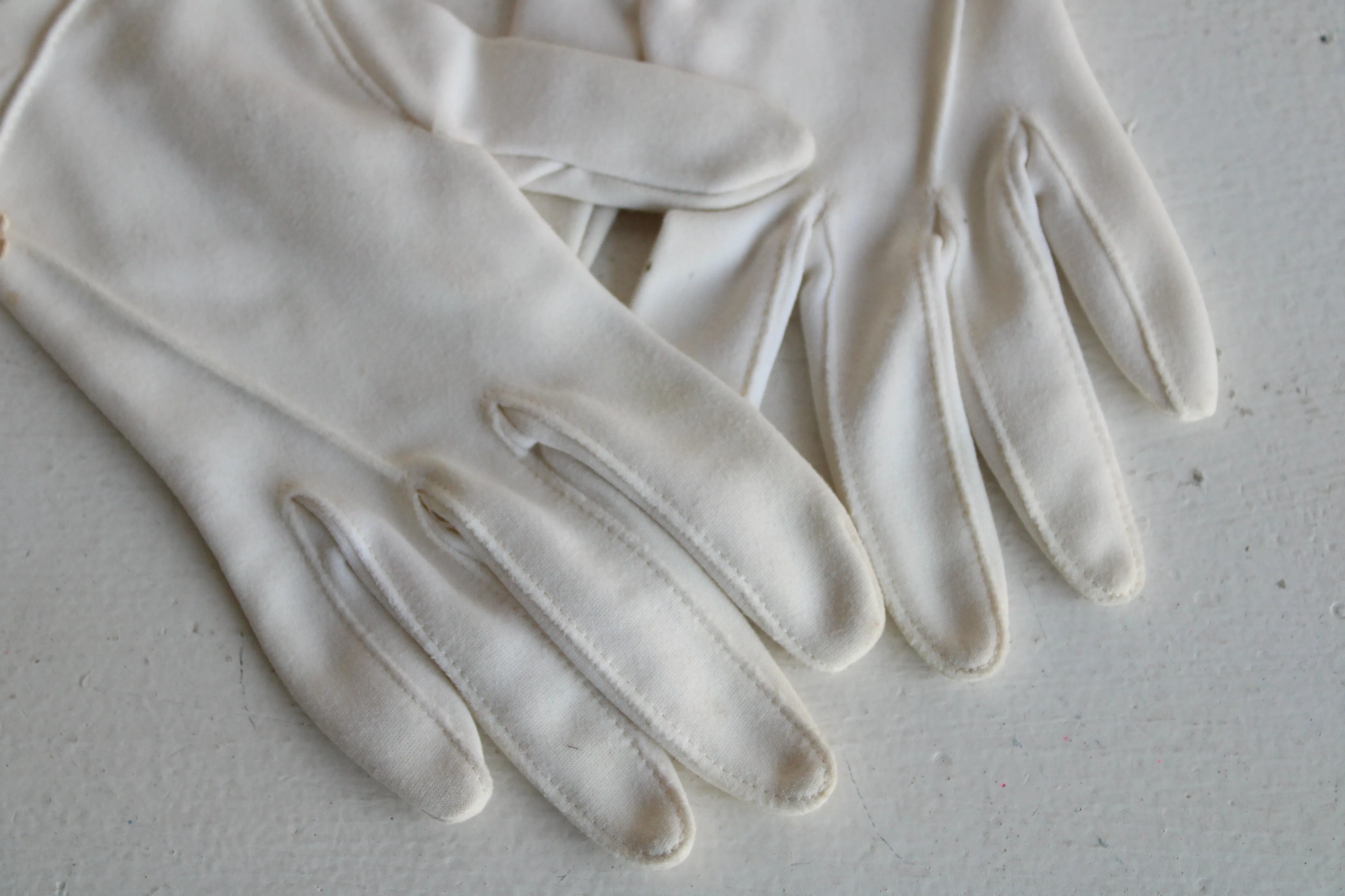 Vintage 1950s 1960s Gloves with Daisies
