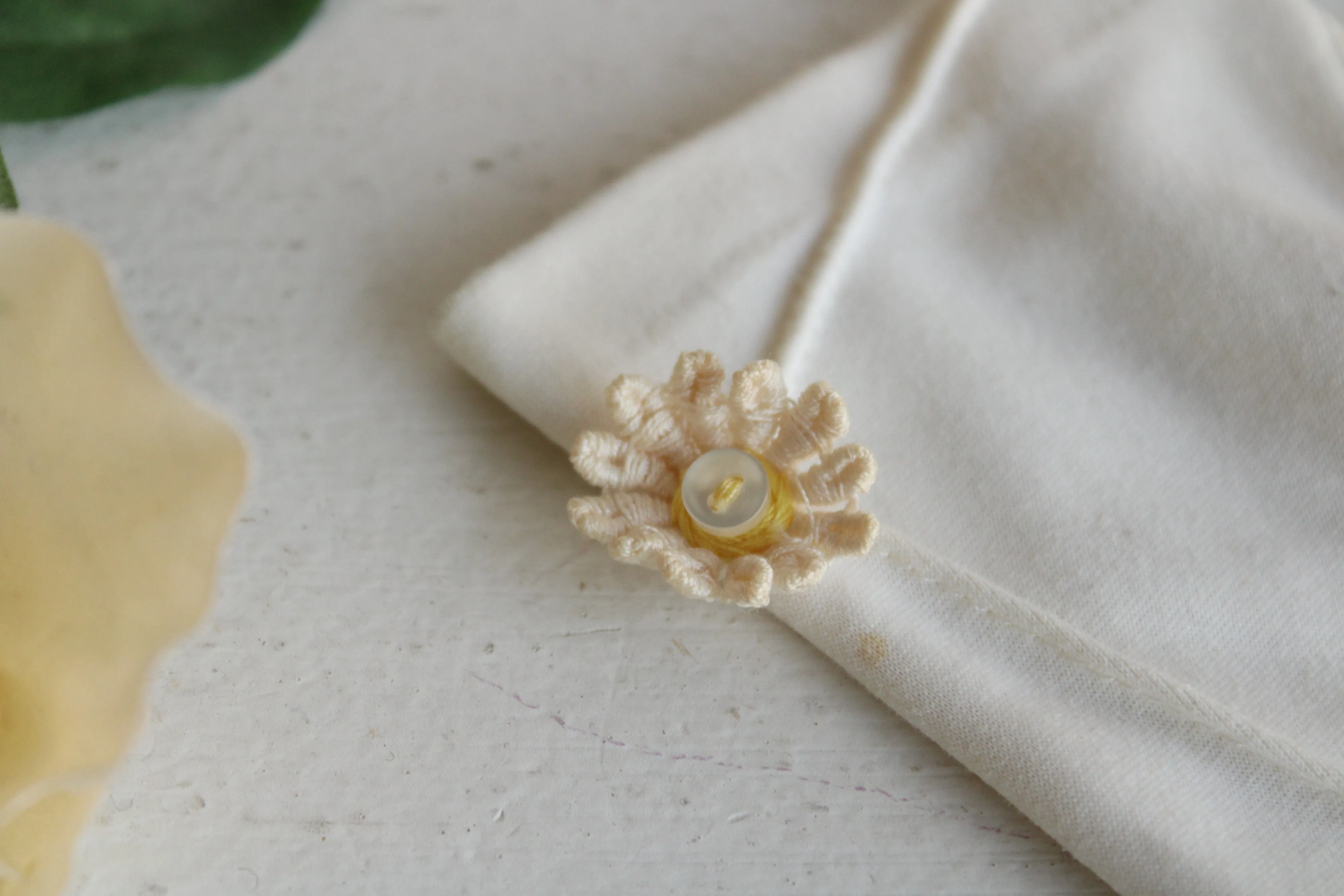 Vintage 1950s 1960s Gloves with Daisies